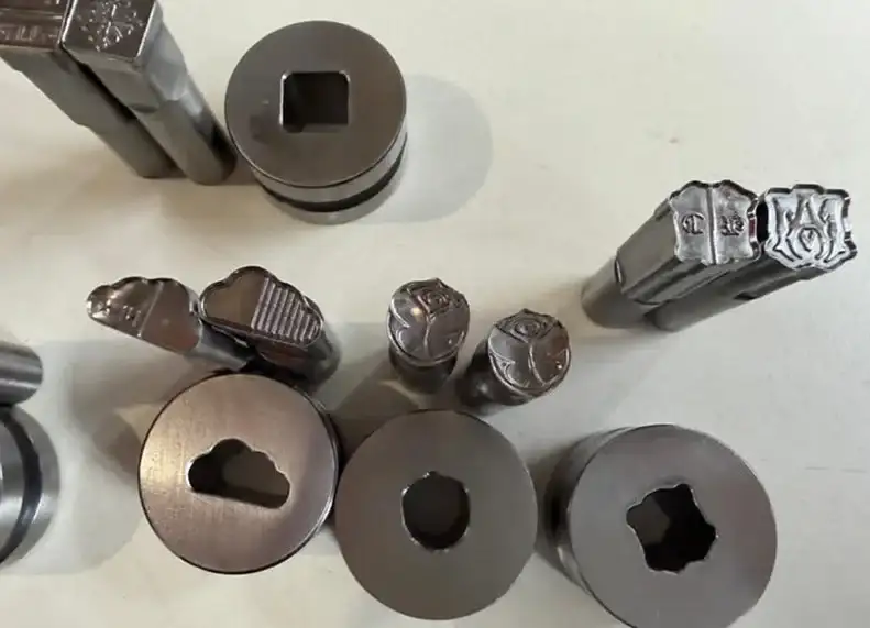 Las encomiendas provenientes de Shanghái tenían matrices y piezas metálicas destinadas a la fabricación de pastillas de éxtasis.