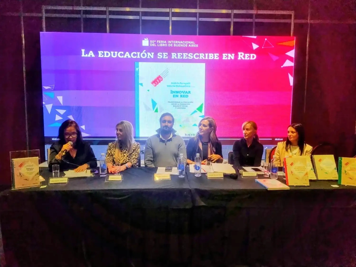 En el centro, Valeria Dellavedova y Andrés Peregalli, durante la presentación en la Feria Internacional del Libro de Buenos Aires.