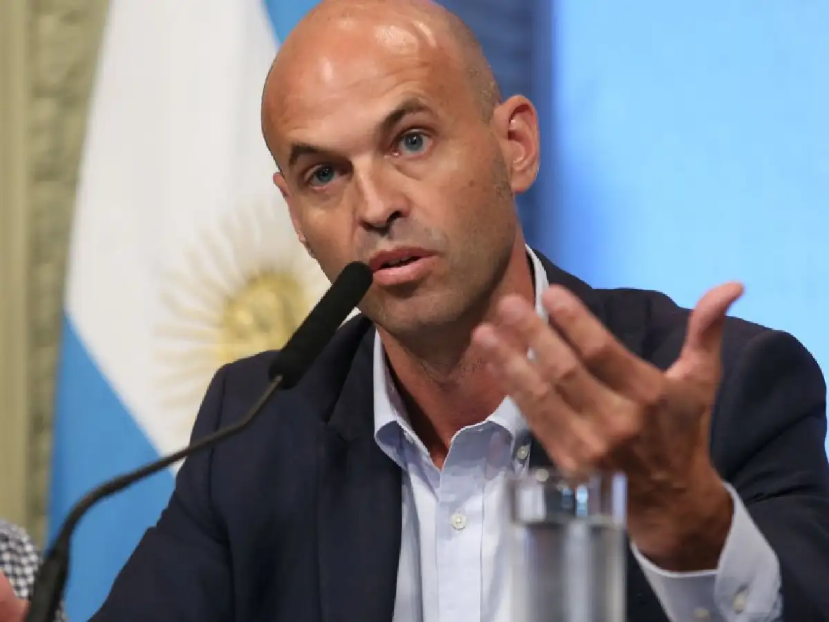 Dietrich: "No hay favoritismo, hay licitaciones transparentes"