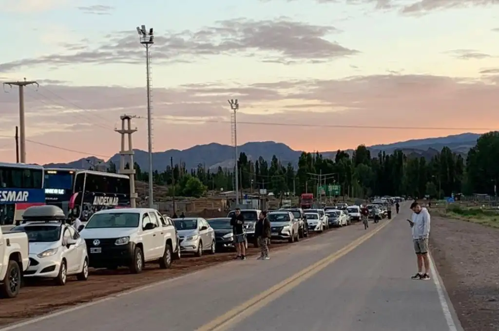 Tras una noche de tormentas, filas de autos esperan la habilitación del paso internacional Cristo Redentor