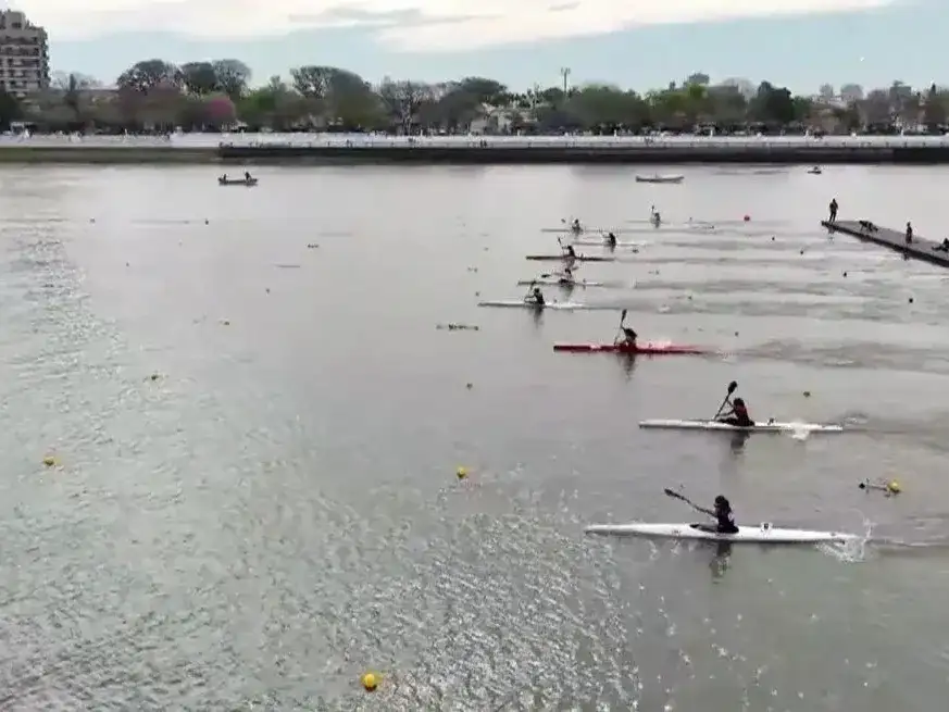 Atletas compiten en una emocionante carrera de canotaje sobre las aguas del río en Santa Fe.