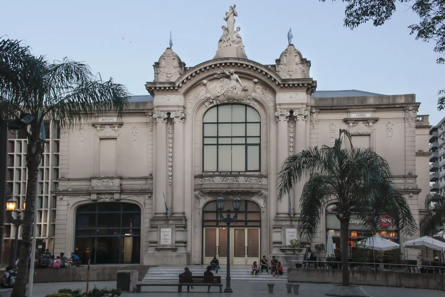Canto lírico en la explanada del Teatro Municipal