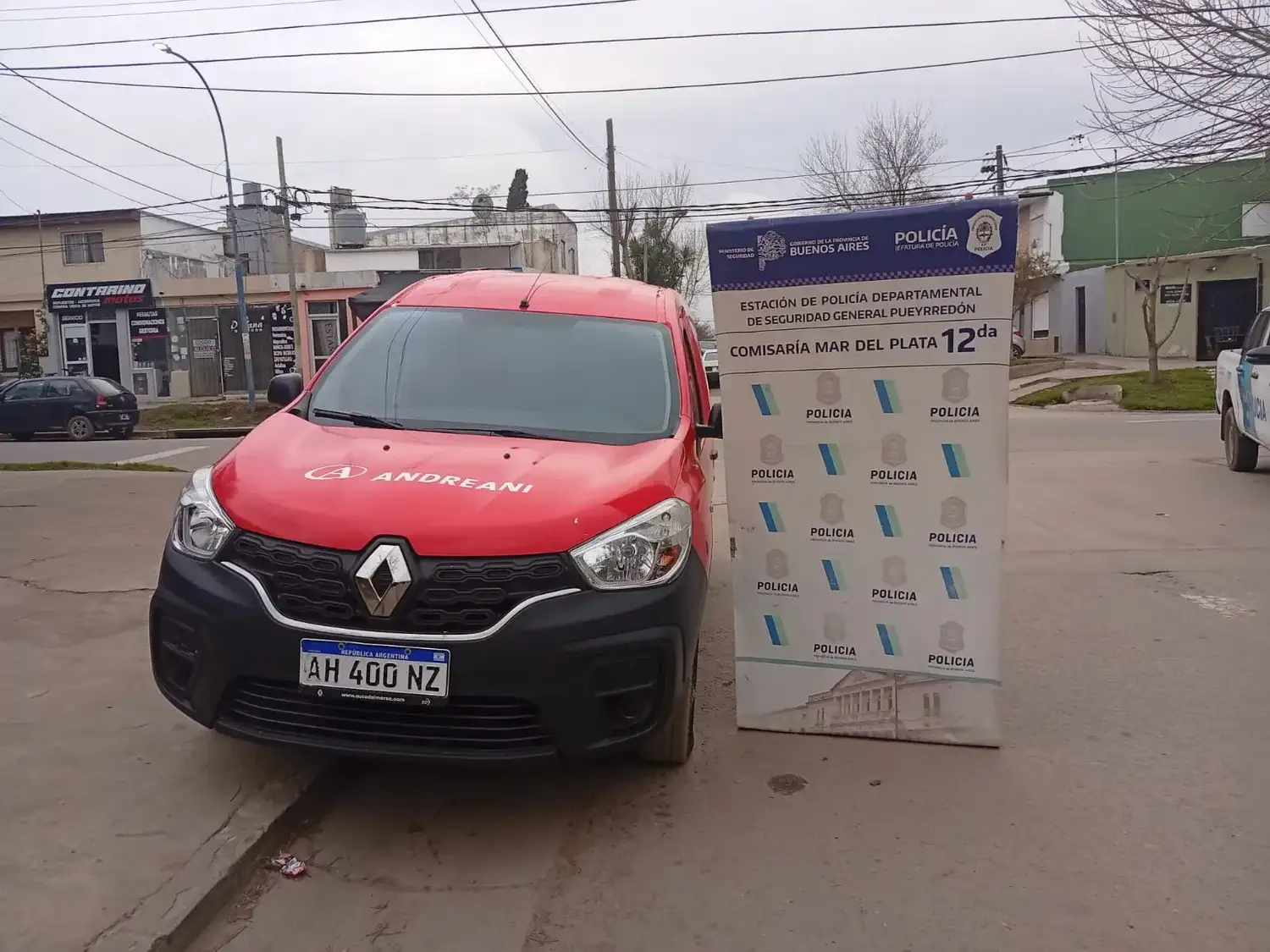 Uno de ellos mostró un arma de fuego.