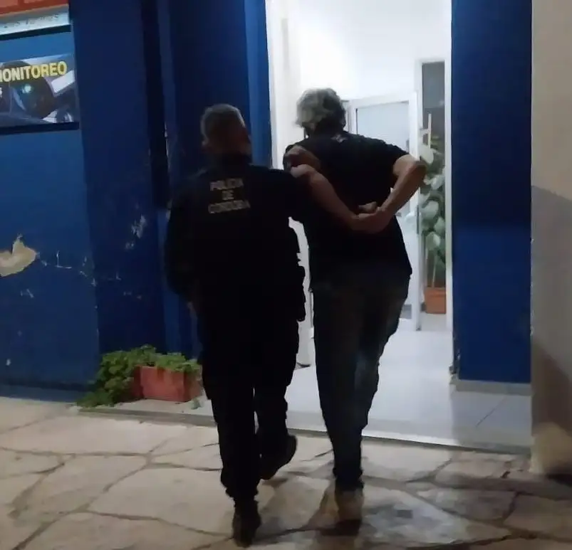 El hombre tiene 45 años y estaba acompañado de una joven de 21.