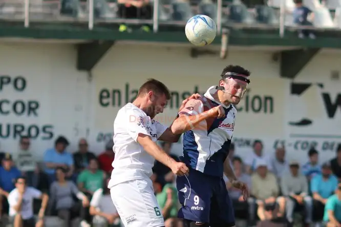 Susvielles jugando con la máscara (Foto: Pampa Deportiva)