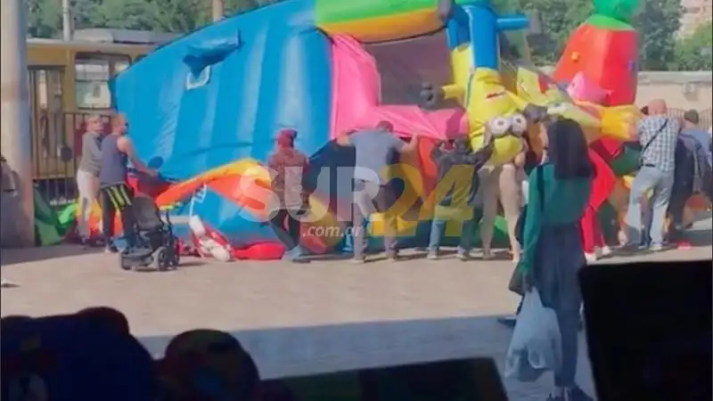 Explotó un castillo inflable y “volaron” niños