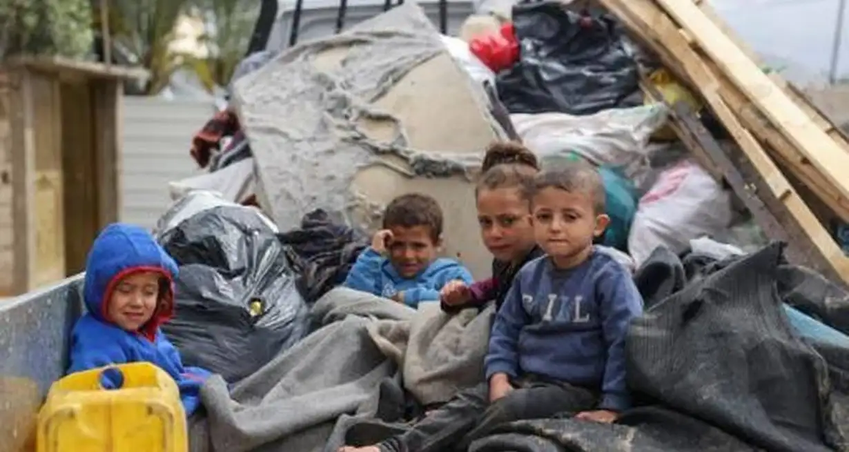 Los fuertes bombardeos y disparos alcanzan las tiendas de las familias gazatíes, obligándolas a dejar atrás las zonas más afectadas por la nueva ofensiva del Ejército israelí. Reuters