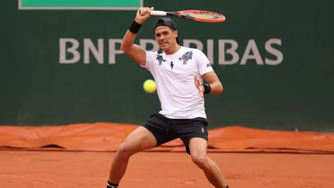 Fede Coria hizo valer su condición de favorito y avanza en Austria