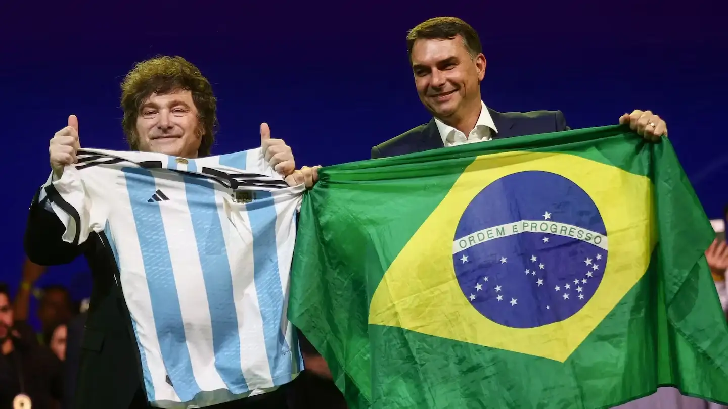 Milei junto a Bolsonaro exhiben la camiseta de la selección argentina y la bandera de Brasil, simbolizando el acercamiento político y la nueva alianza estratégica entre ambos referentes regionales.