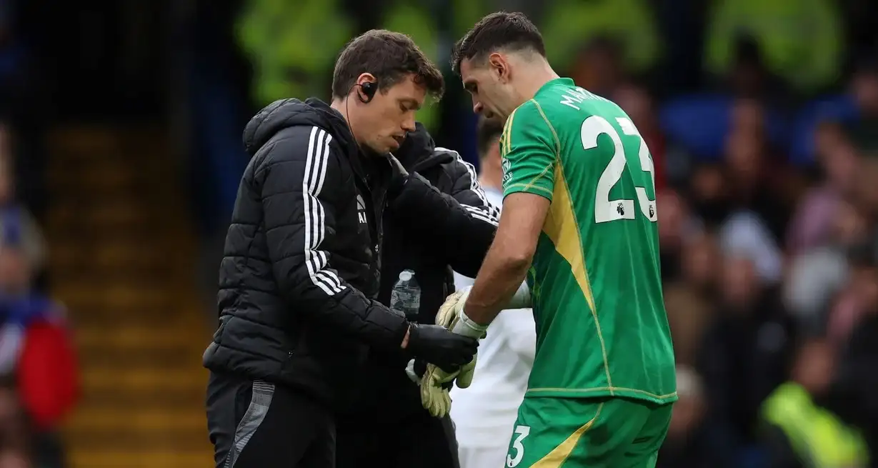 Dibu Martínez fue reemplazado en el partido ante Chelsea. Crédito: Reuters