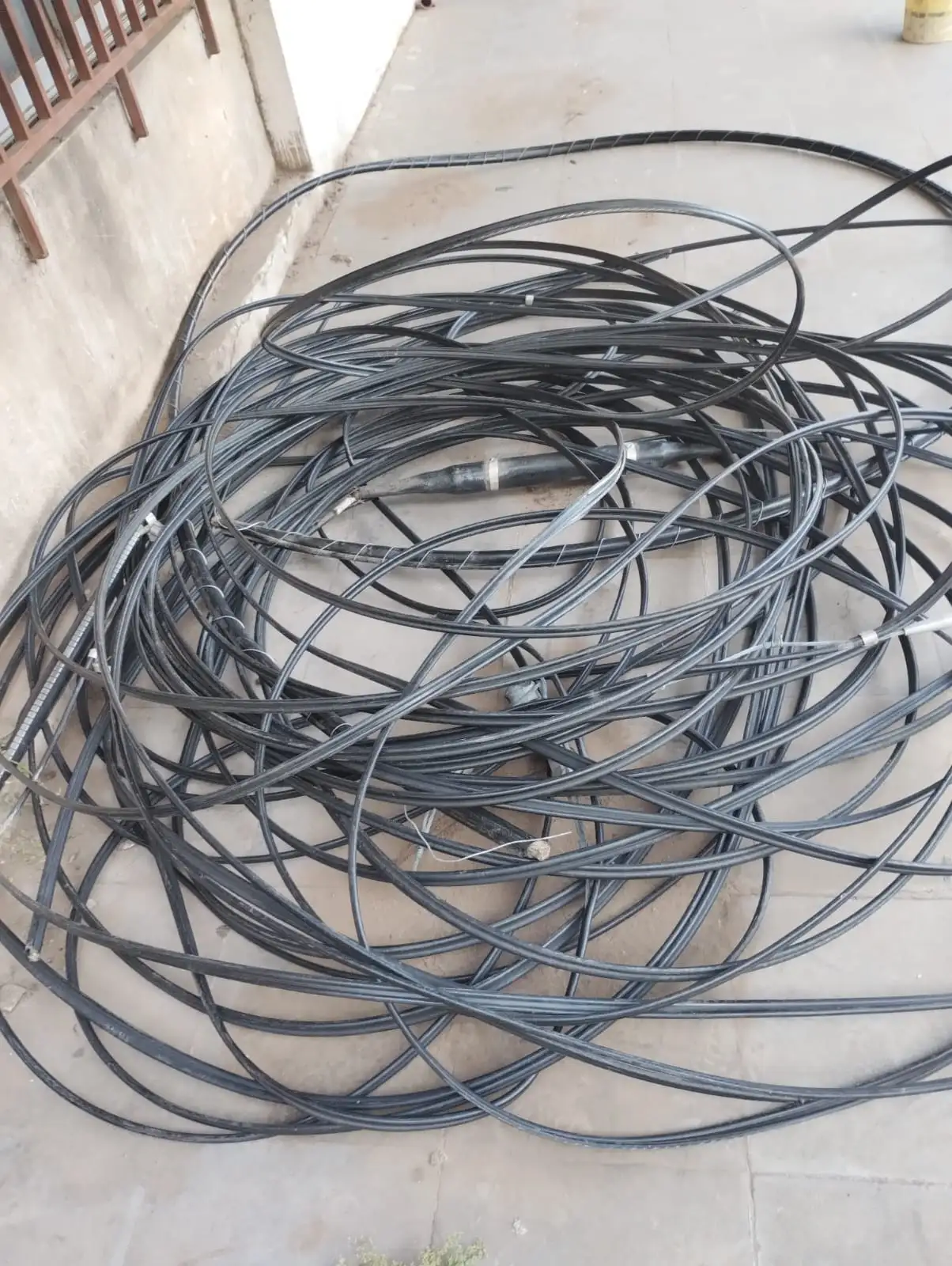 Los cables recuperados por los agentes policiales.