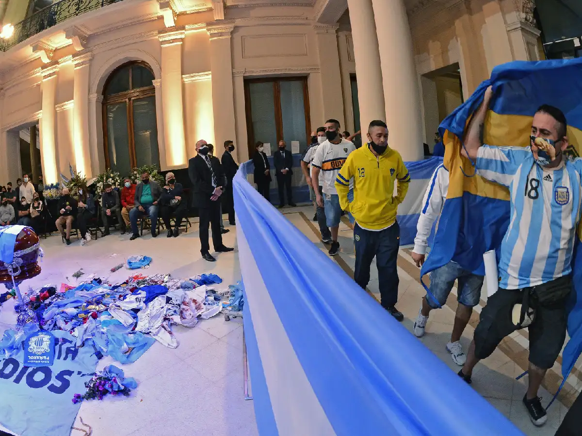 La familia de Maradona decidió concluir el velatorio
