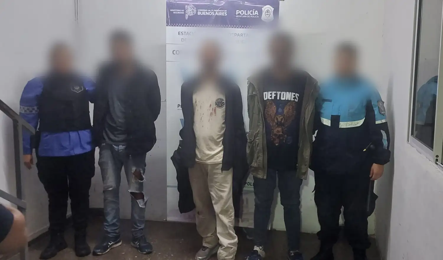 Los tres detenidos habían vandalizado la vidriera e ingresado a sustraer ropa.