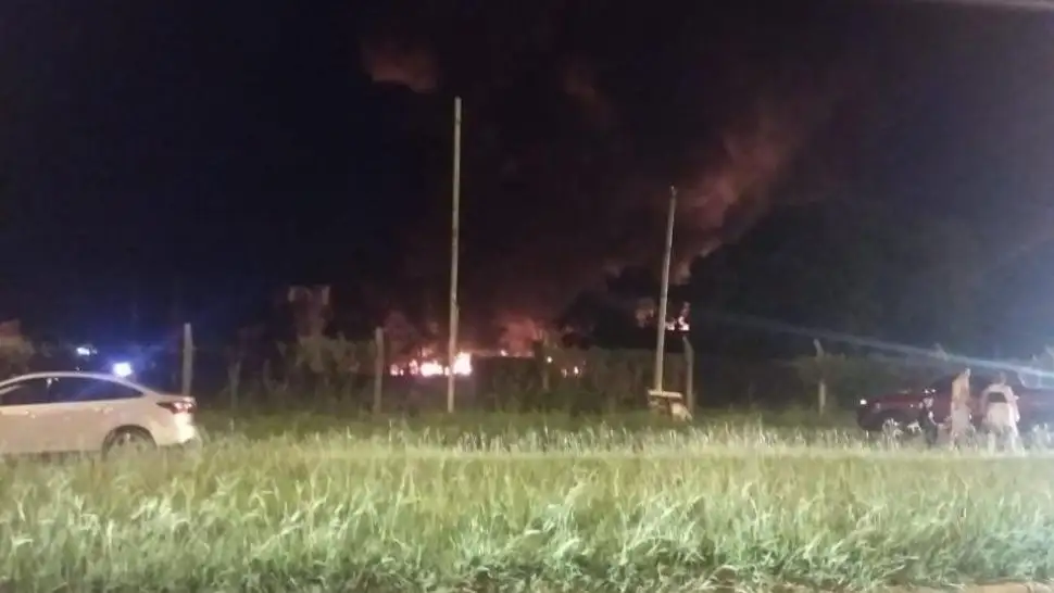 Voraz incendio en el Parque Industrial de Sauce Viejo
