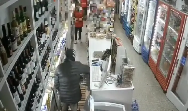 Utilizando un arma de fuego y vestido siempre con la misma indumentaria, en todos los casos sustrajo dinero a verificar sumado a celulares o mercadería.
