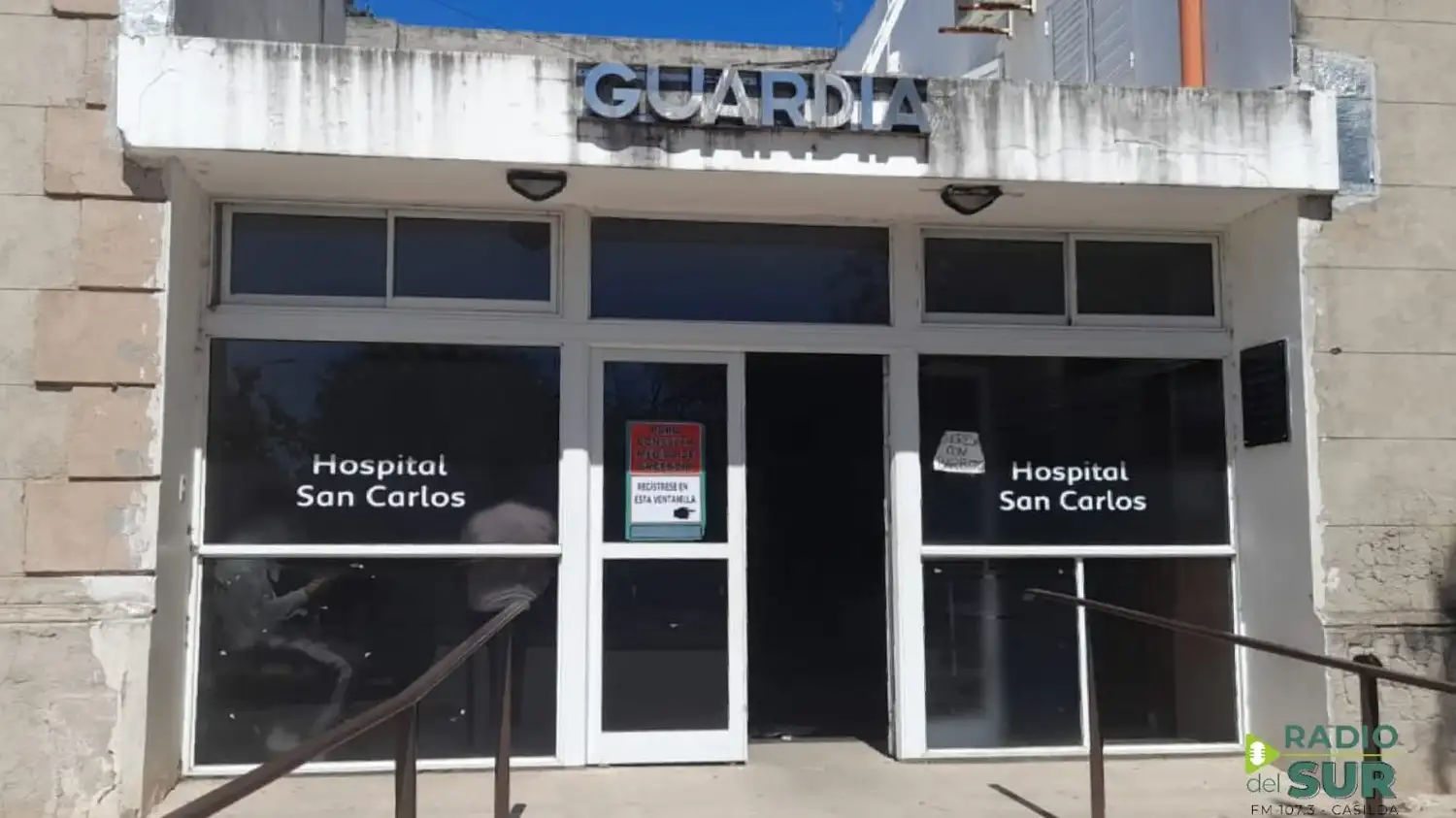Fachada del Hospital San Carlos en Casilda, donde se investiga la causa por la presunta apropiación de recién nacidos que involucra a una obstetra de la institución. El centro de salud es el foco de la investigación judicial en curso.