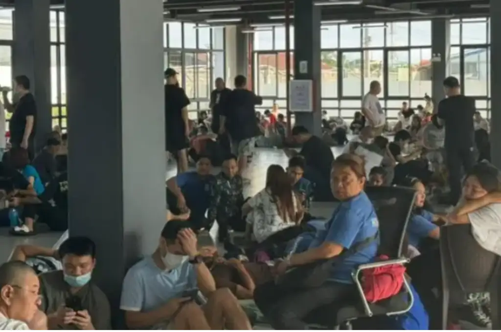 La policía local dijo que allanó el centro el y rescató a 383 filipinos, 202 chinos y otros 73 de varias nacionalidades.