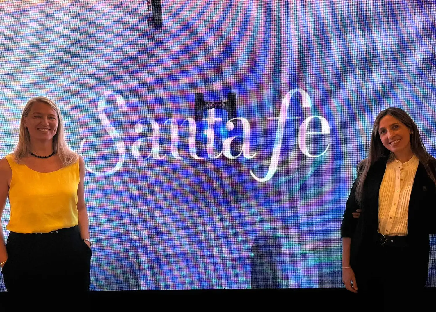 María Milagros Vigil (decana) y Luciana Serovich (secretaria de Ciencia Técnica y Extensión)  de la Facultad de Filosofía y Humanidades en la presentación de la Marca Turística Santa Fe