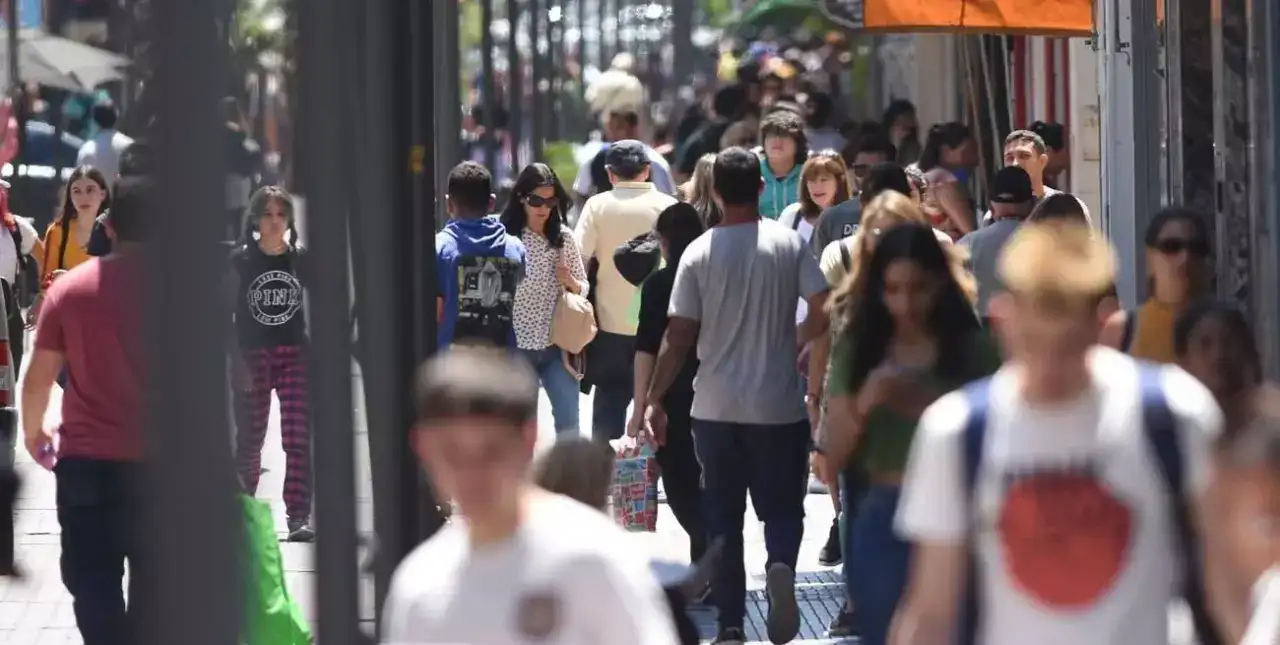 A pesar de las paritarias y las sumas fijas, caen el poder adquisitivo y el consumo