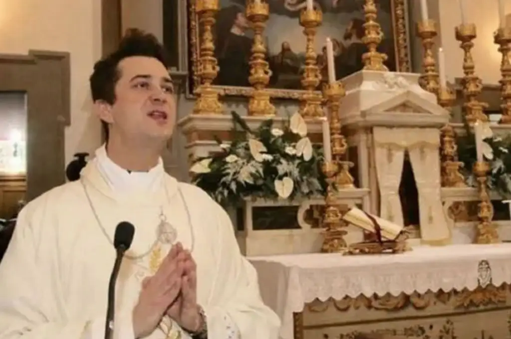 Tres años de prisión para ex sacerdote que robaba a sus files y realizaba orgías