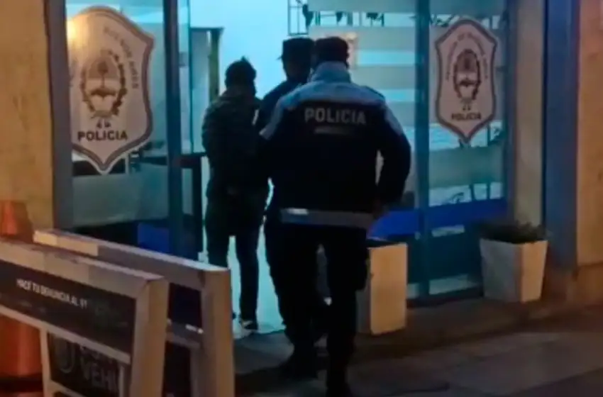 De película: intentó secuestrar a su ex, la golpeó en el auto y luego fue detenido
