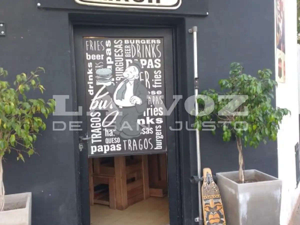Robaron en una hamburguesería: se llevaron cervezas y un queso