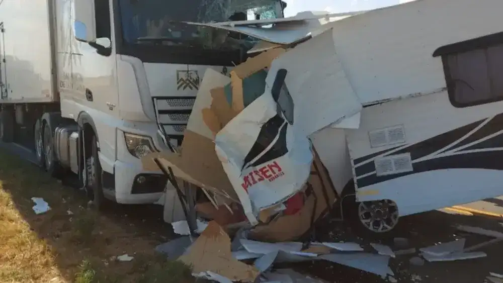 Bahía Blanca: una casa rodante se desprendió de una camioneta y chocó de frente con un camión
