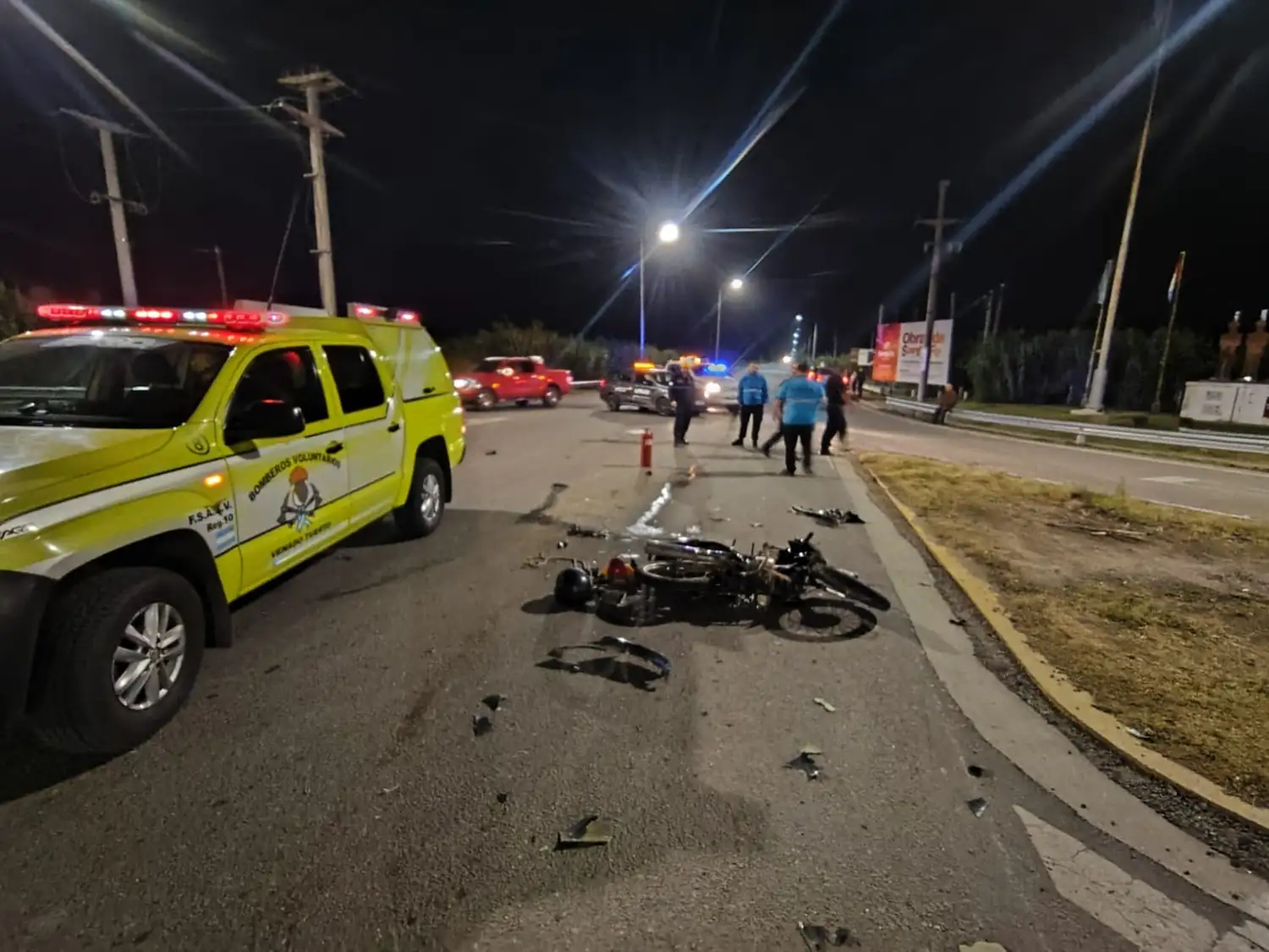 El impacto fue violento y la motocicleta sufrió daños de consideración.