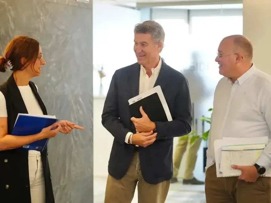 Alberto Núñez Feijóo y Miguel Tellado, referentes del Partido Popular, que acordó con Vox una estrategia electoral para el Senado.