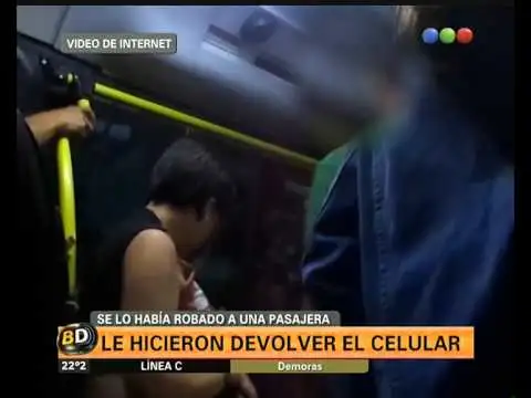 Robó un celular en el colectivo y los pasajeros la presionaron para que lo devolviera