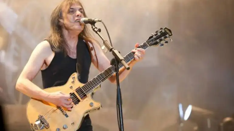 Internaron por demencia al guitarrista de AC/DC