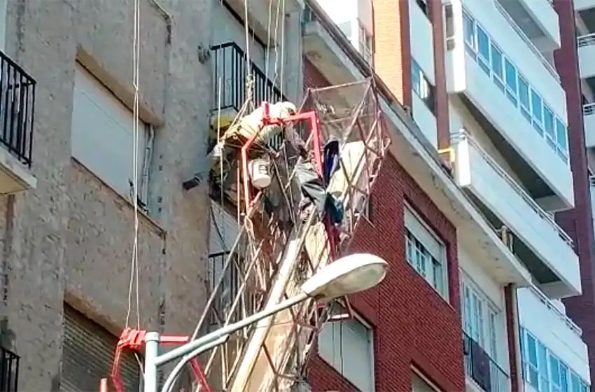Caída del andamio: "Fue una falla mecánica", dijeron los obreros