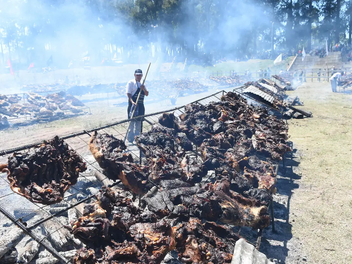 Uruguay consigue el récord Guiness por el asado con cuero más grande el mundo