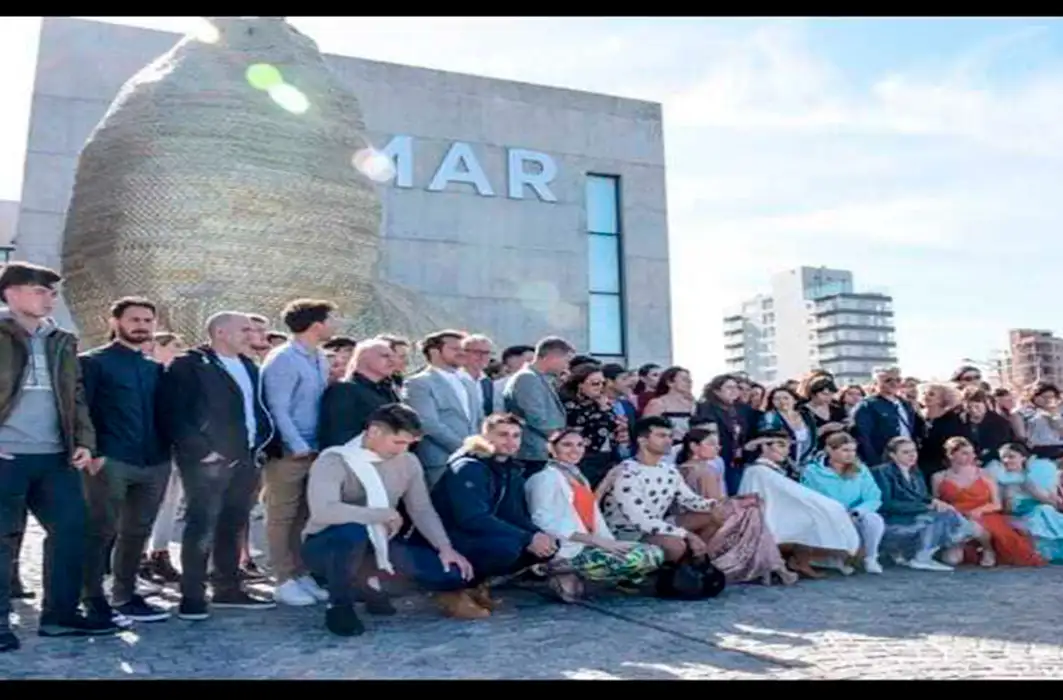 Mega desfile marplatense a beneficio en Playa Grande