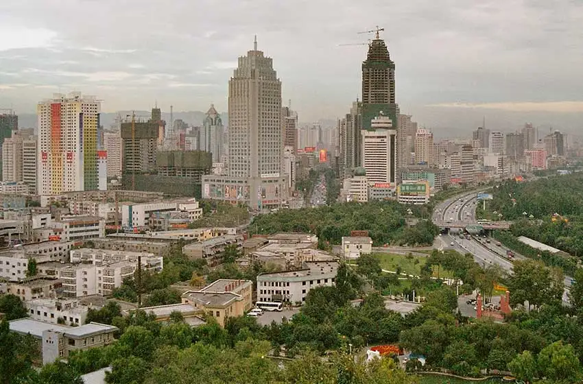 China busca contener el rebrote de coronavirus en la región de Xinjiang, donde crecen los contagios