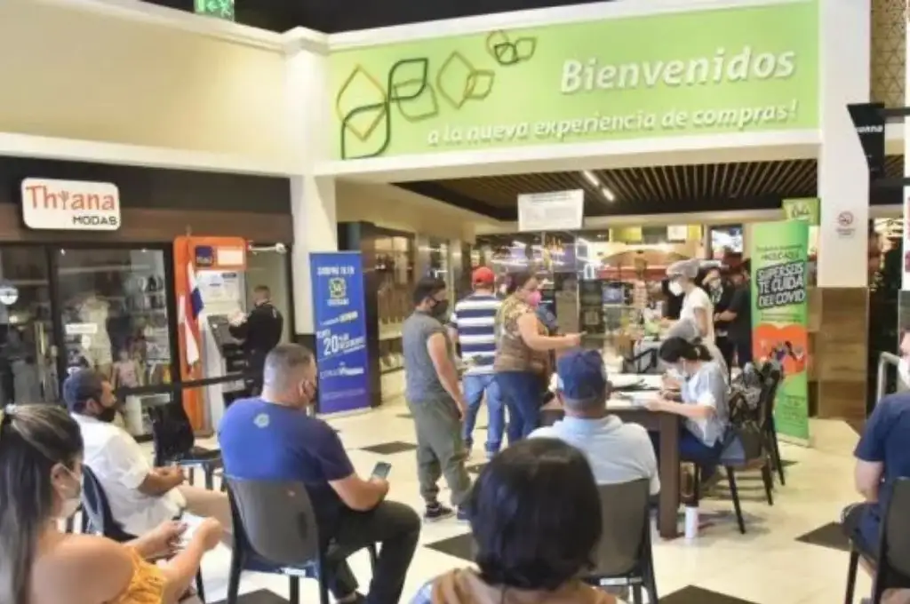 En Paraguay vacunarán en supermercados y regalarán kits de alimentos