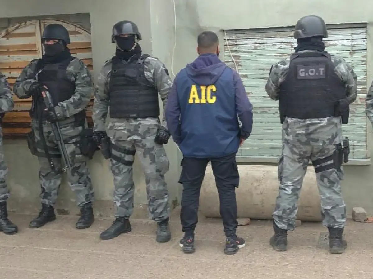 Allanaron domicilios de barrio Acapulco en busca de un delincuente prófugo