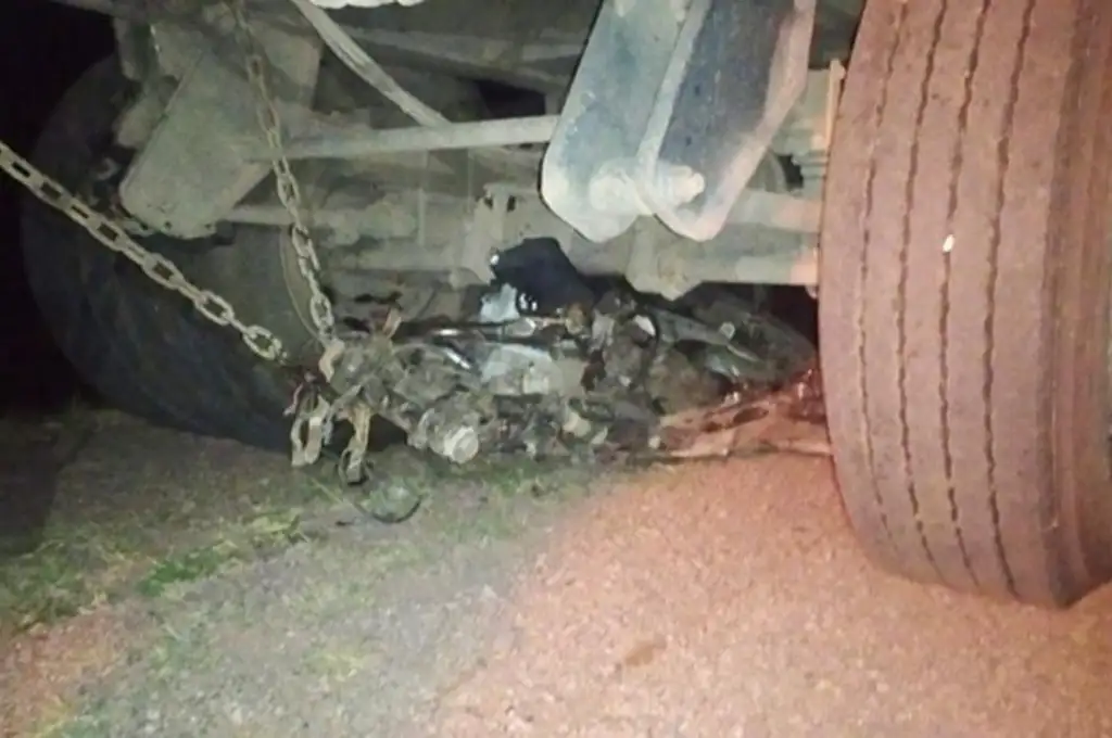 Sobrepasaron a un camión, chocaron contra otro y fueron arrollados