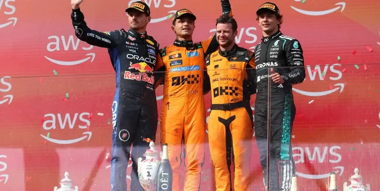 Lando Norris de McLaren celebra en el podio tras ganar el Gran Premio de Hungría, con Max Verstappen de Red Bull en segundo lugar y Andrea Kimi Antonelli de Mercedes en tercero.
