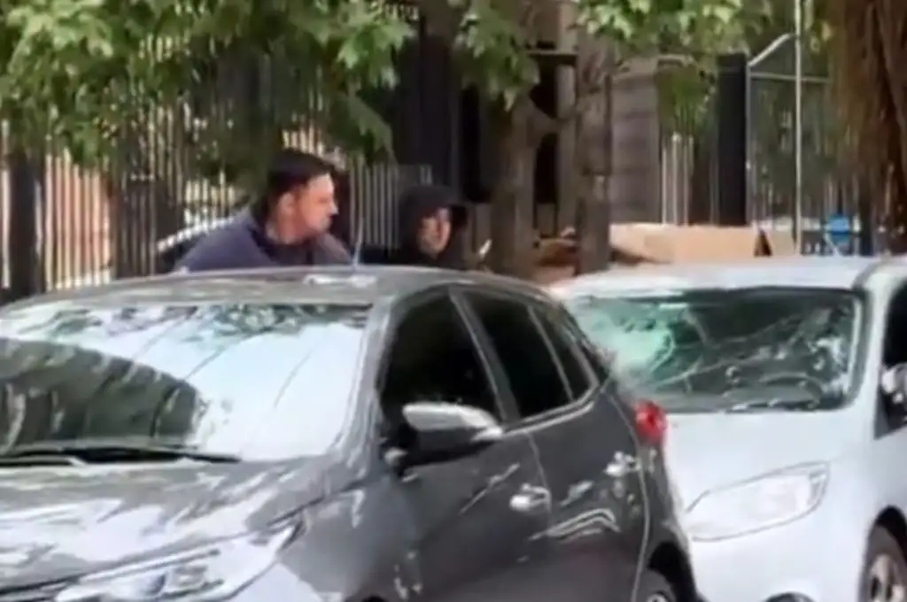 El parabrisas de un auto quedó destruido a palazos tras ser estacionado en la entrada de un edificio.