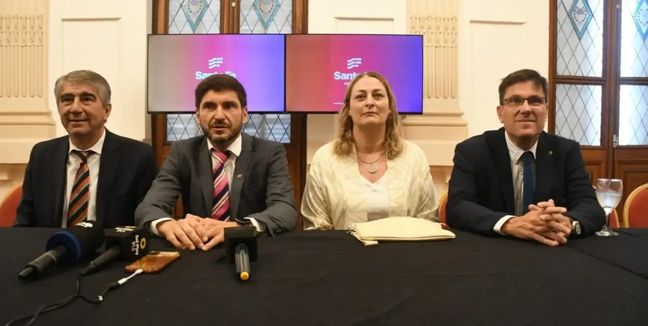 A la situación propia de la provincia y un 2023 que terminó con un déficit que Pullaro ubica en 200 mil millones de pesos, se suman interrupciones en los aportes de programas nacionales. El resultado es una situación "compleja" que obliga a hacer más eficiente cada peso que se gasta. Crédito: Manuel Fabatía