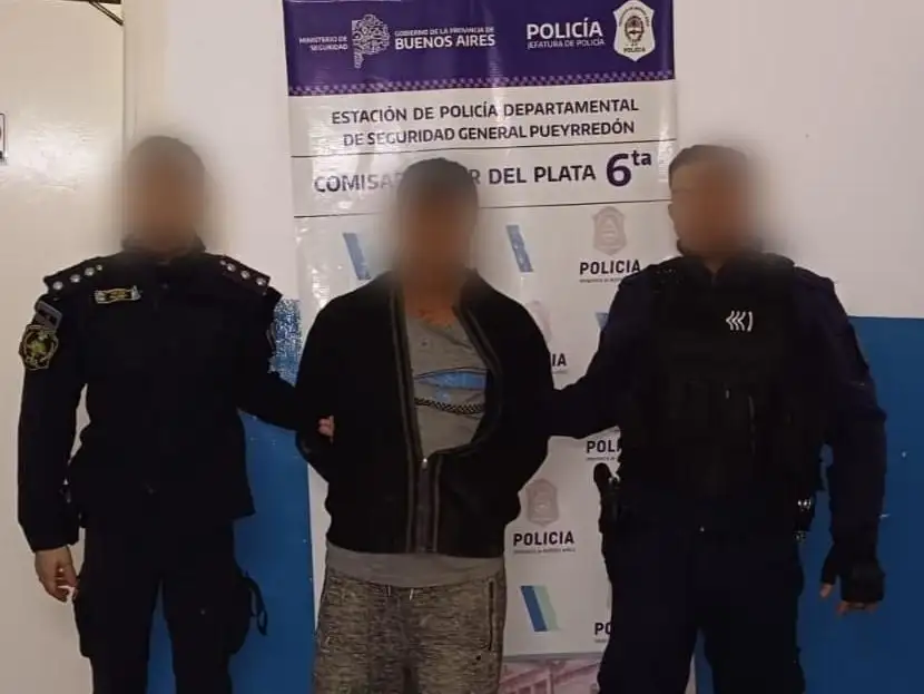 El hombre de 35 años fue sorprendido agrediendo físicamente a su pareja, una mujer de 44.