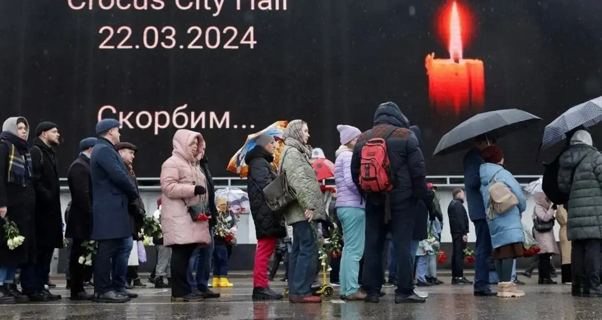 Decenas de personas homenajean a las víctimas del ataque contra el Crocus City Hall, en la parte exterior de la sala de conciertos, en Moscú. Créditos: Reuters
