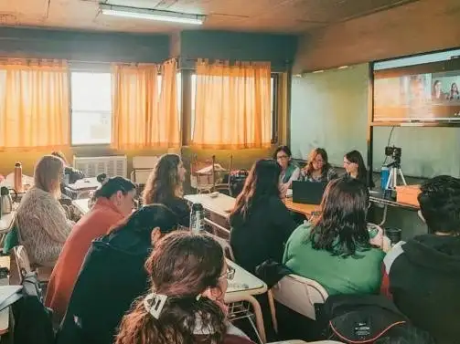 La propuesta está dirigida exclusivamente a docentes con título de Profesorado de Educación Primaria, condición excluyente para anotarse.