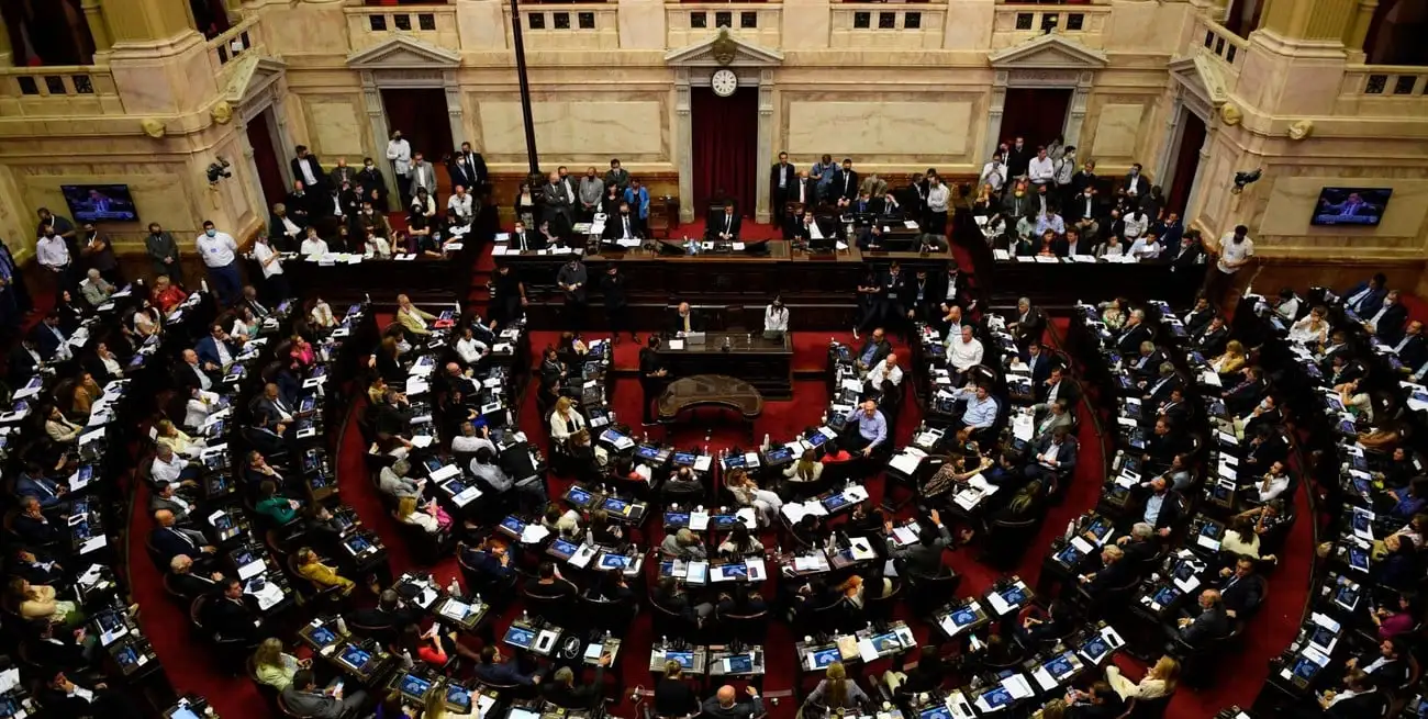Unión por la Patria convoca a constitucionalistas para analizar los artículos del DNU.
