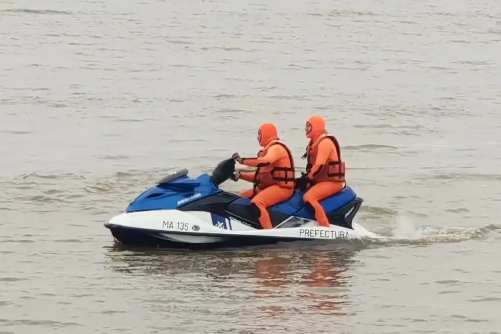 El operativo es encabezado por la Prefectura Naval Argentina junto a la policía local y Defensa Civil.