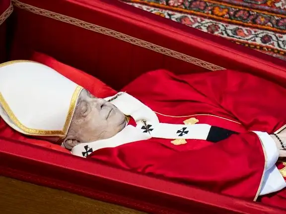 Los restos del papa son despedidos en la basílica de San Pedro.