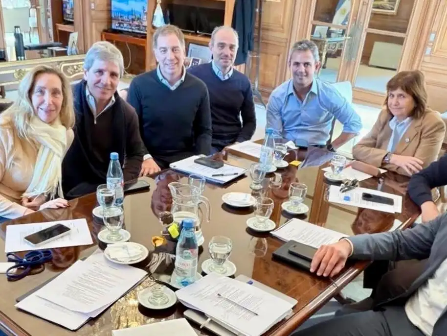 Antes del viaje a París, se reúne la mesa política