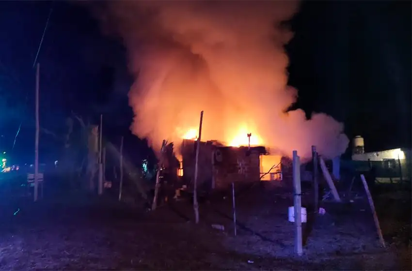 Brutal confrontación entre dos familias en Parque Camet: una casa incendiada y dos heridos con arma blanca