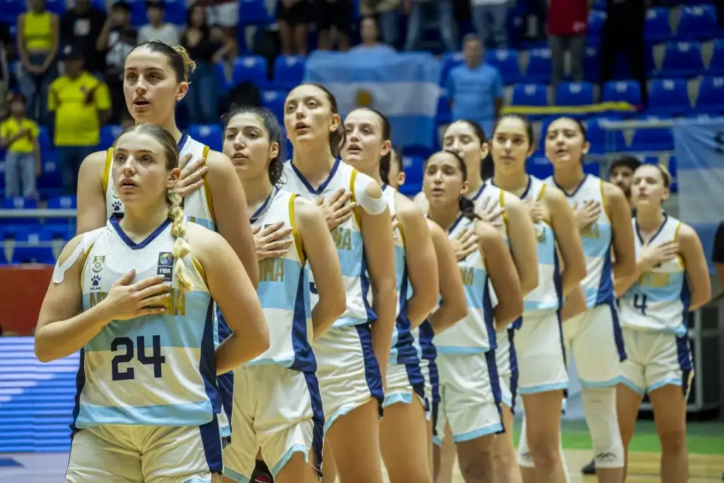 Juana Barrionuevo liderando la fila argentina en el Himno Nacional. (Foto: FIBA)